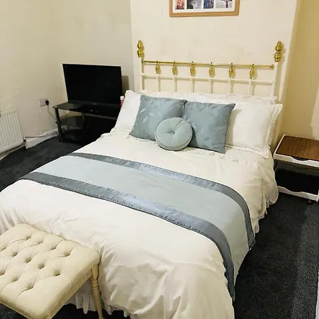 Double Bedroom In West Yorkshire, Leeds Homestay *
